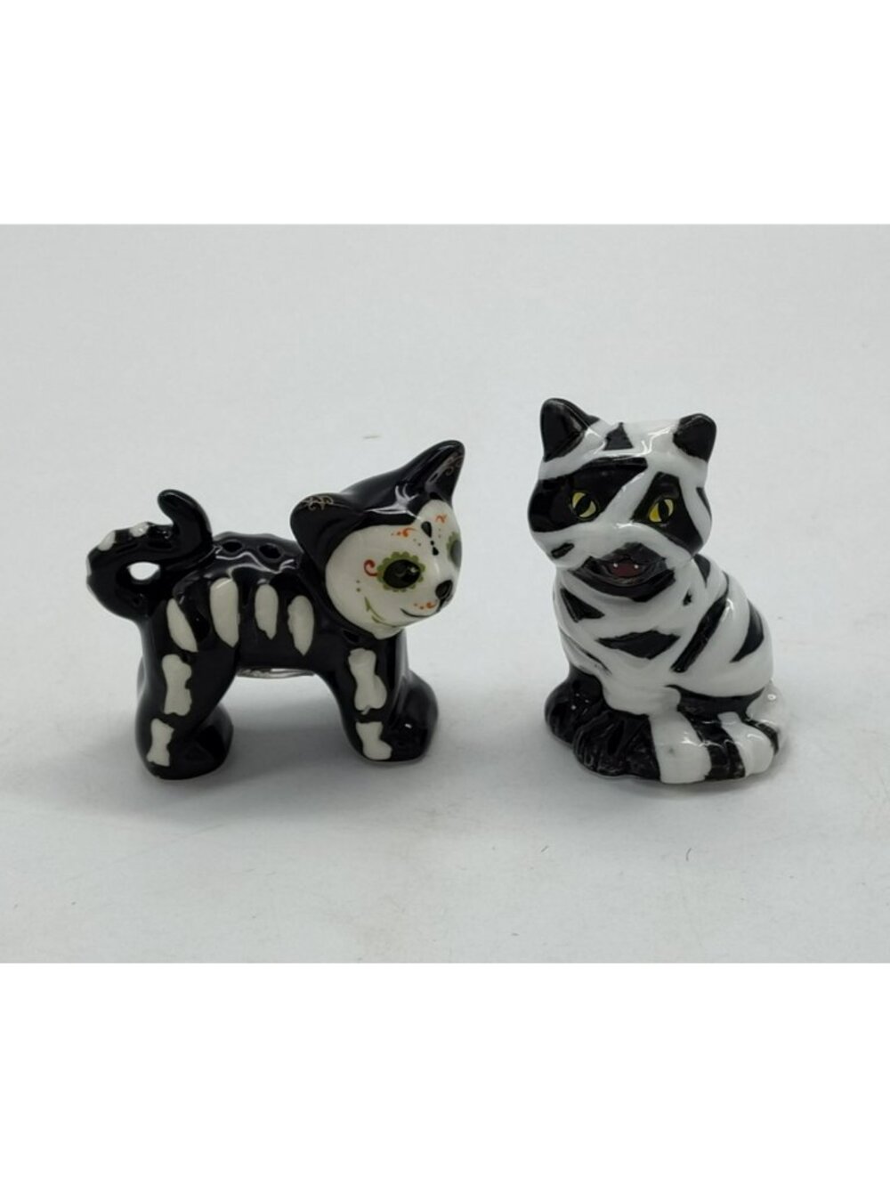 Mummy Cat & Sugar Skull Cat Salt Pepper Shaker Set Unmarked Ceramic, Day of Dead